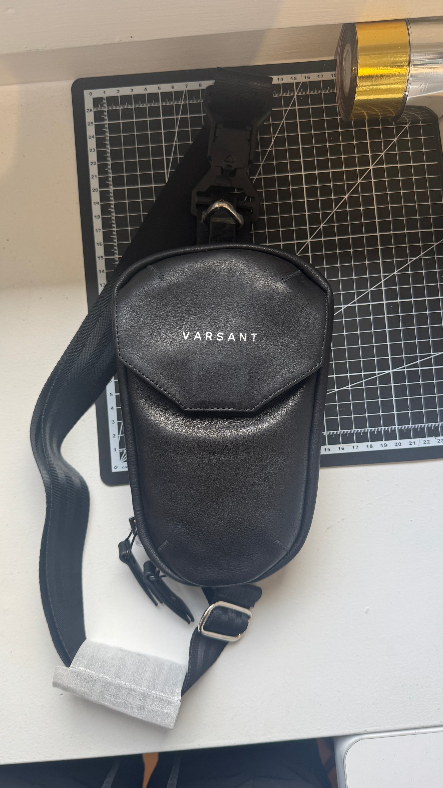 VARSANT Mini Crossbody Sling Bag 2L 360° MAG V –  Black Explorer Leather