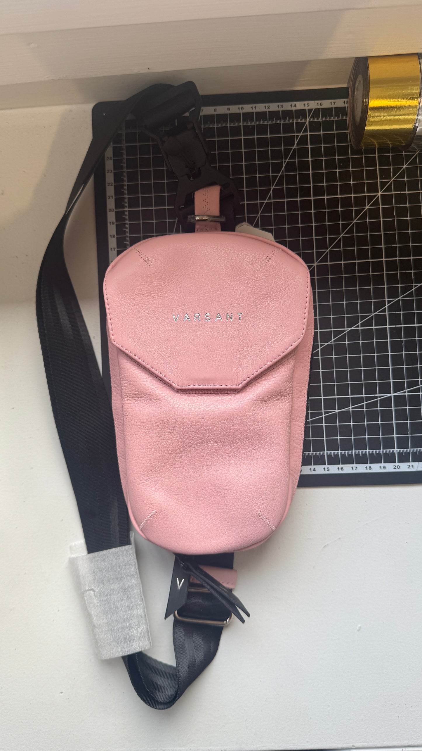 VARSANT Mini Crossbody Sling Bag 2L 360° MAG V –  Bubble Gum Leather